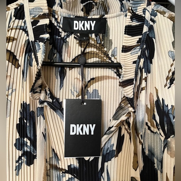 NWT💙🤎Sleeveless Pleated Top with Tie Neck - Picture 5 of 6